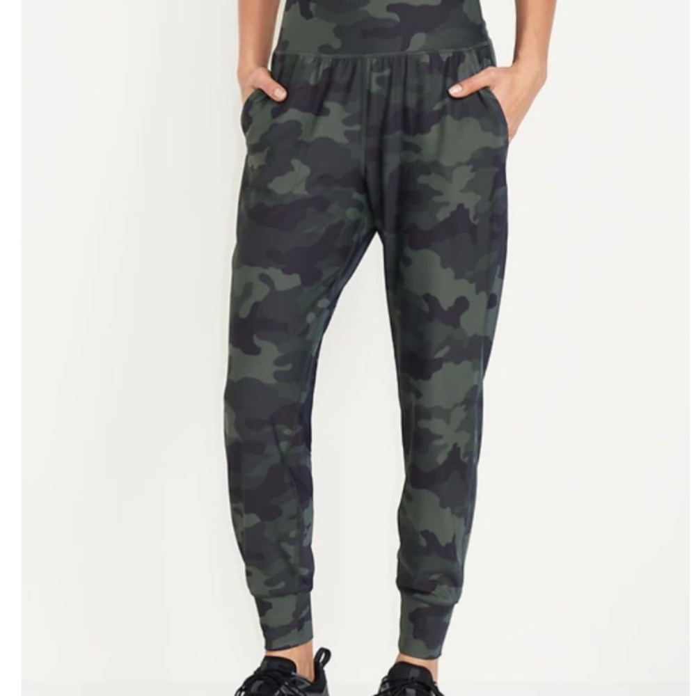 Camouflage Print High-Waisted Powersoft Joggers